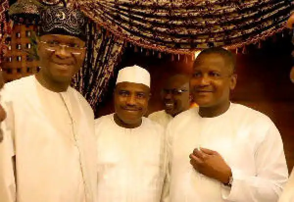 Fashola, Dangote & Tambuwal Spotted in Mecca for Lesser Hajj